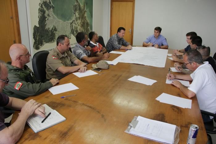 Prefeito convoca reunião emergencial e deixa equipe sobreaviso caso a previsão de chuva se confirme 1 reunião emergencial