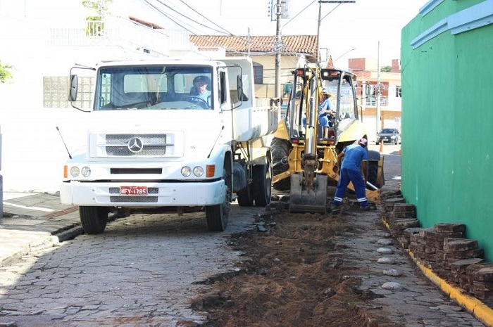 Secretaria de Obras troca tubulação de drenagem na rua Stringari, em Itajaí 1 rua Stringari obra sitajai