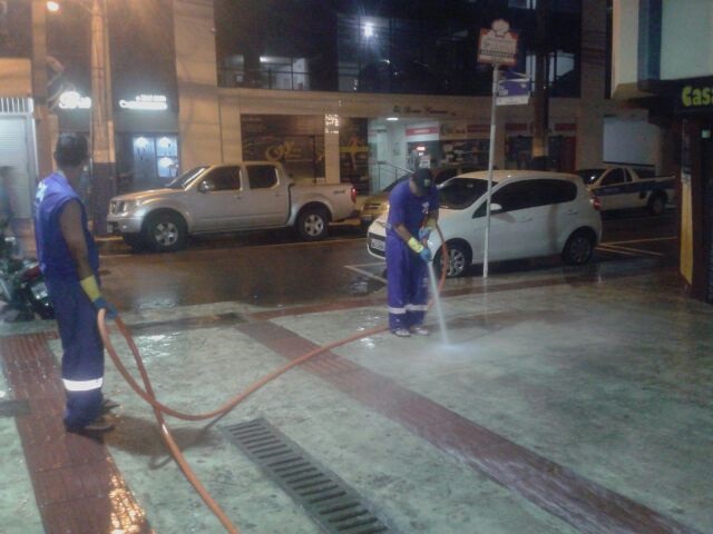 Mais de 8km de calçadas são lavados e higienizados em Balneário Camboriú