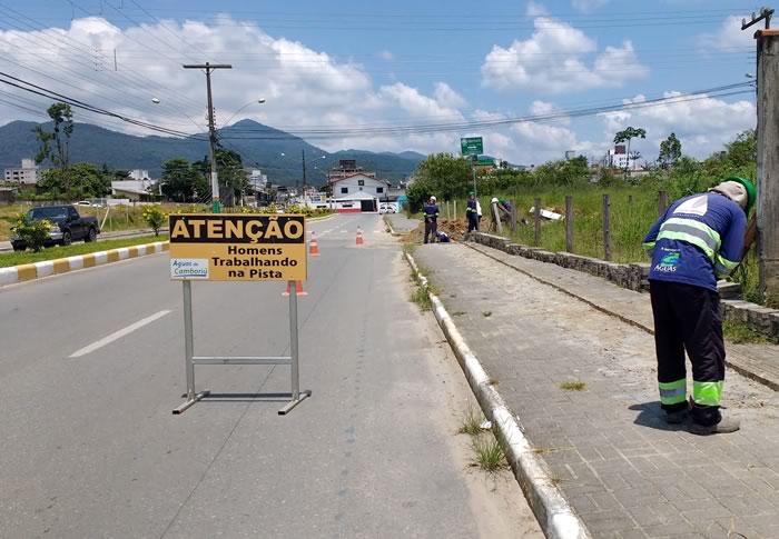 Avenida Minas Gerais tem meia pista interditada devido a obras na adutora, em Camboriú