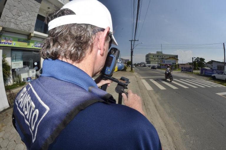 Codetran já registrou 160 infrações em um único dia com radar móvel, em Itajaí