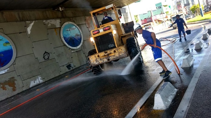 Túneis de acesso a Balneário Camboriú pela BR-101 recebem limpeza e pintura