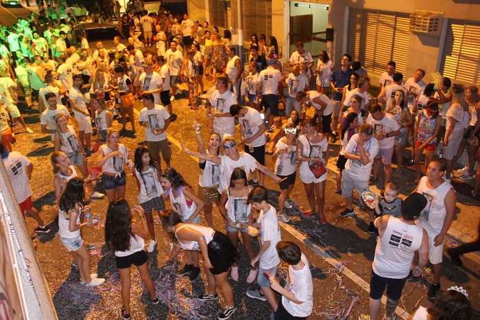 Penúltimo dia de Carnaval é marcado pela presença de famílias, em Balneário Camboriú