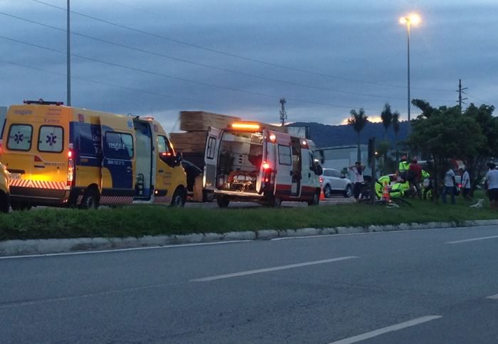 Pai e filho são atropelados por moto no acostamento da BR-101