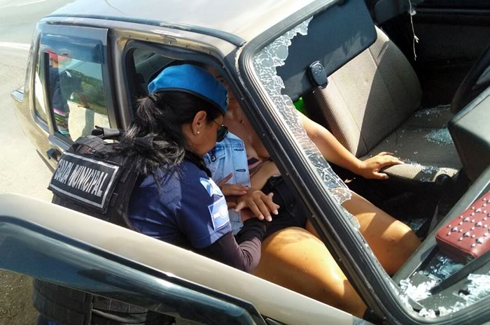 Capô abre e quebra parabrisa de carro em movimento, na BR-101 em Balneário Camboriú