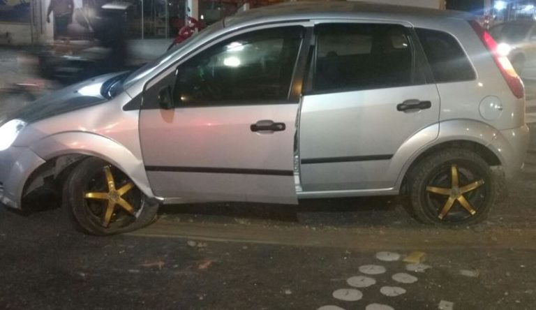 Distração ao volante causa acidente com danos materiais na rótula da Rua Dom Henrique