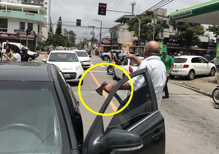 Homem desce do carro armado com machado durante briga de trânsito