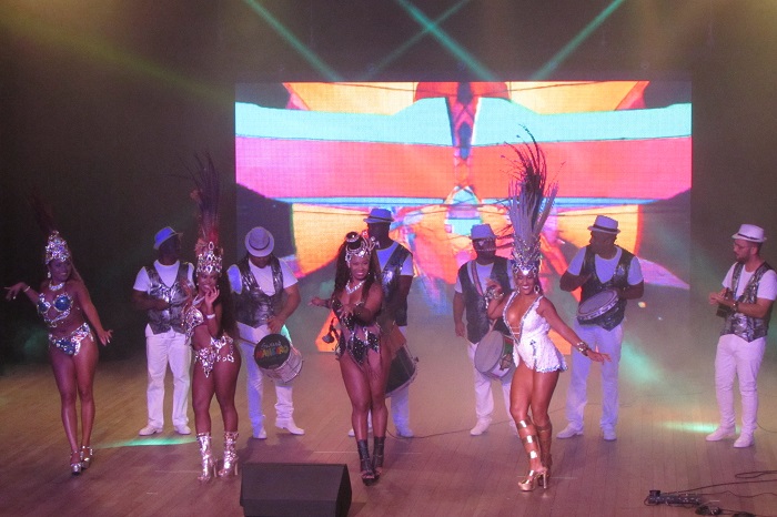 Teatro Municipal Bruno Nitz recebe espetáculo “QV4 Carnaval Show” nesta quinta-feira, 23