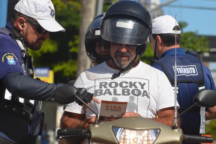 Codetran realiza blitz educativa voltada aos motoristas e motociclistas