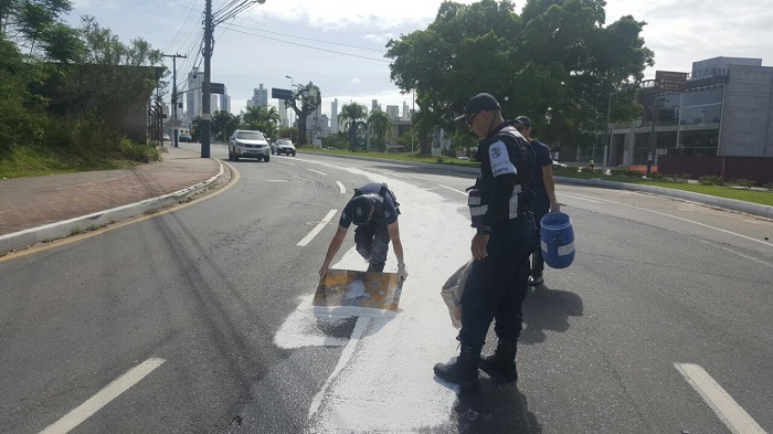 Veículo derrama óleo em três avenidas de Balneário Camboriú