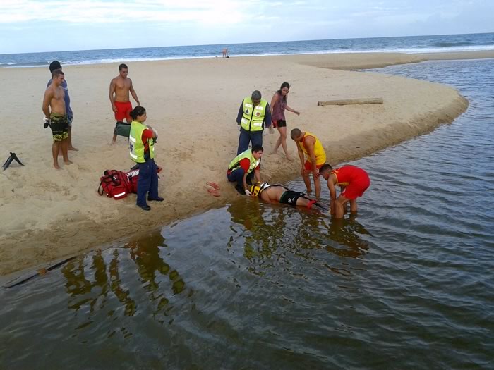 Turista pula de passarela e quebra a costela, na Praia Brava