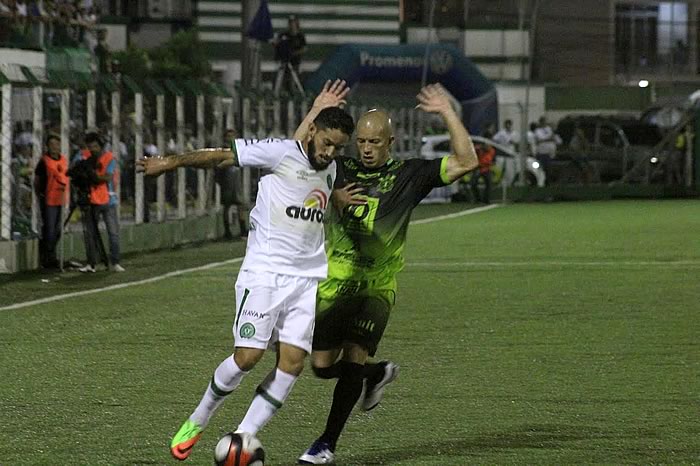 Chapecoense vence Barroso por 3 a 2