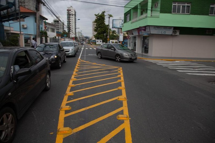 Codetran instala bolsão para diminuir congestionamento na Rua Brusque, em Itajaí