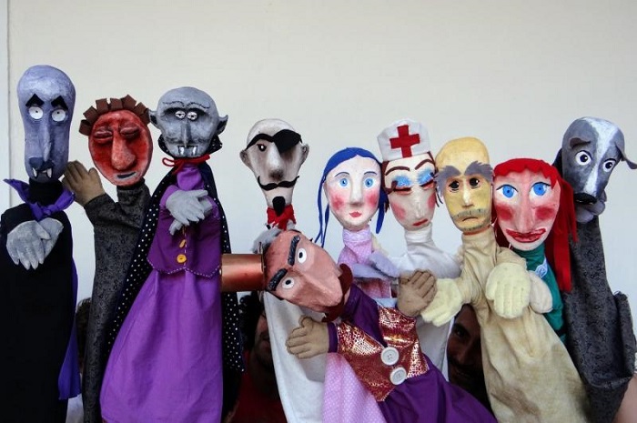 Companhia de teatro apresenta espetáculo de bonecos nos bairros de Itajaí