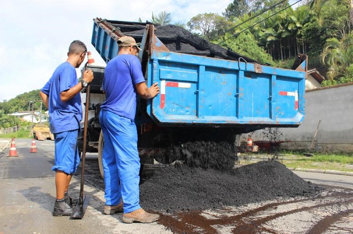 Operação Tapa Buracos trabalha no São Vicente e Limoeiro, em Itajaí