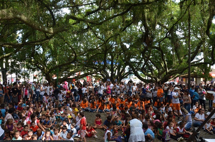 Tarde Literária ‘fecha a Praça’ com arte, literatura e histórias de Camboriú