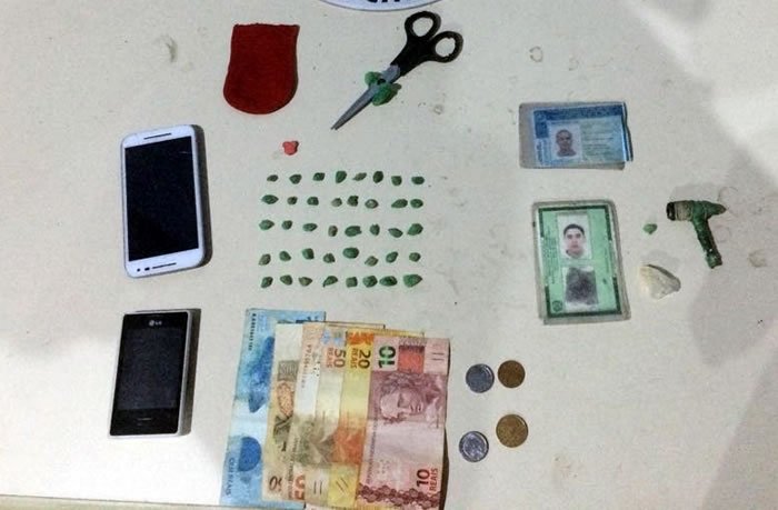 PM apreende 40 pedras de crack e apreende traficante no bairro Nova Esperança