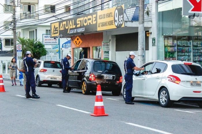 Blitz educativa alerta motoristas sobre os cuidados no trânsito, em Itajaí