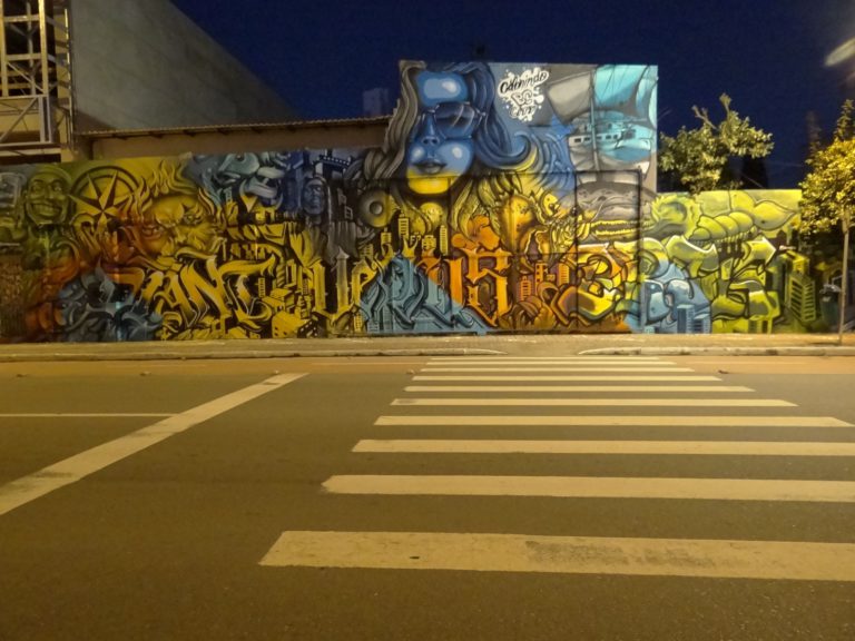 Grafiteiros concluem pintura em muro da Avenida Martin Luther
