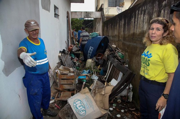 Município de Itajaí promove ação de limpeza em residência com acúmulo de materiais