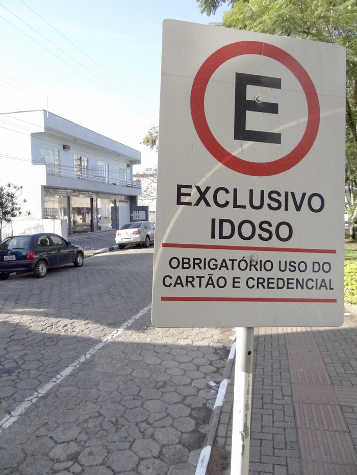 Agentes de Trânsito de BC intensificam fiscalização em estacionamento preferencial
