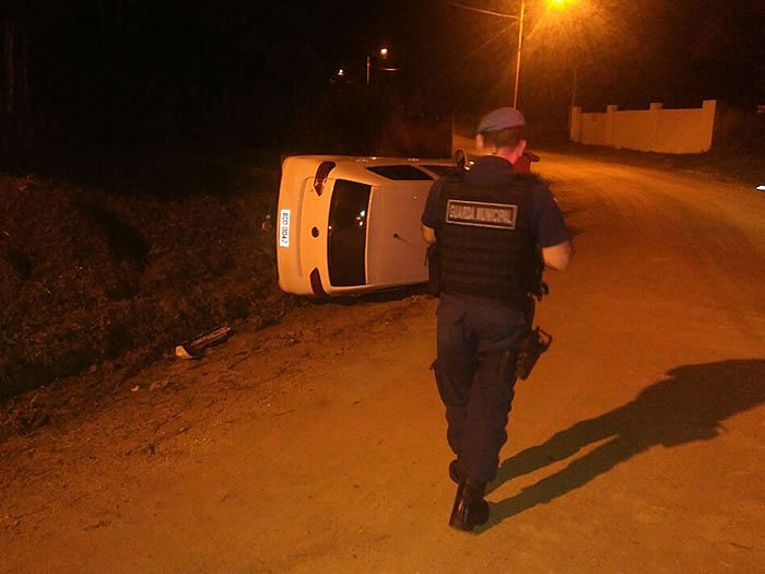 Carro capota ao desviar de cachorro no Estaleiro