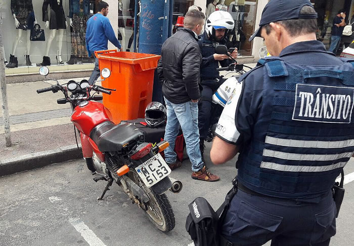 Moto com mais de R$ 15 mil em débitos é guinchada na Av. Brasil