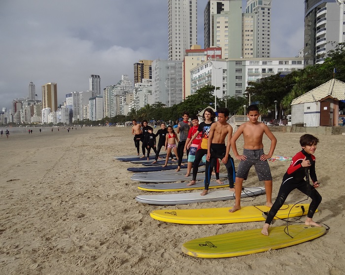 Festival de Surf reúne alunos do projeto Oficinas na Praia Central 1 FESTIVAL DE SURFE JOILMA NUNES 3