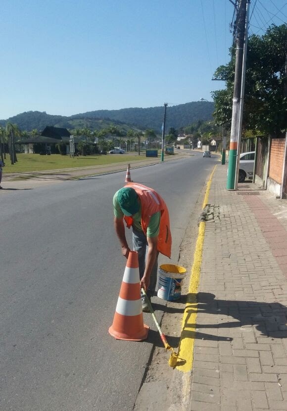 Departamento de Trânsito revitaliza pinturas para melhorar segurança nas vias de Camboriú