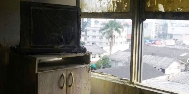 Casal de idosos é salvo de incêndio por alunos soldados da PM, em Itajaí