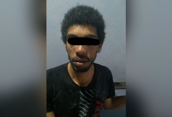 Homem é contido por populares após invadir casas em Balneário Camboriú 1 invasor