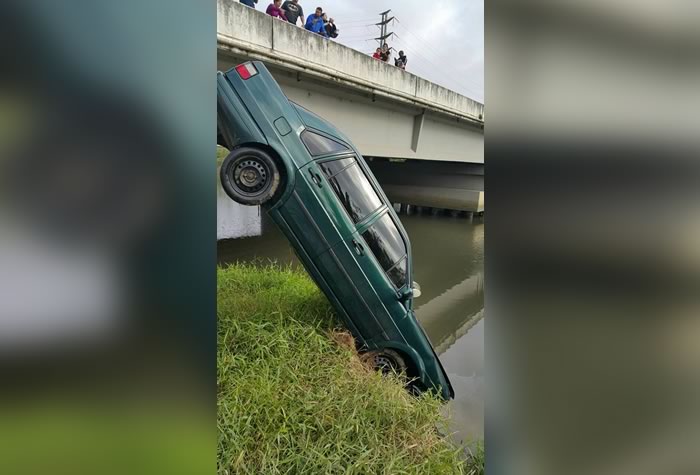 Casal morre após carro cair no Rio Itajaí-Mirim durante a madrugada