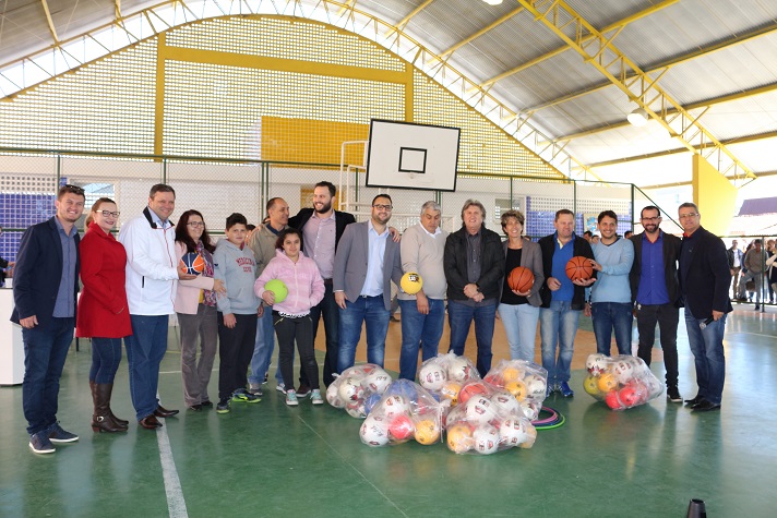 Escolas de Camboriú recebem kits esportivos da Fesporte