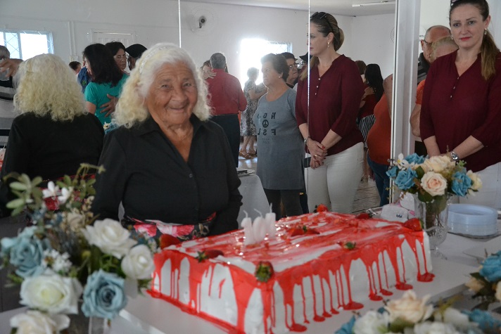 Idosa de Camboriú ganha festa de aniversário em celebração aos 104 anos de idade