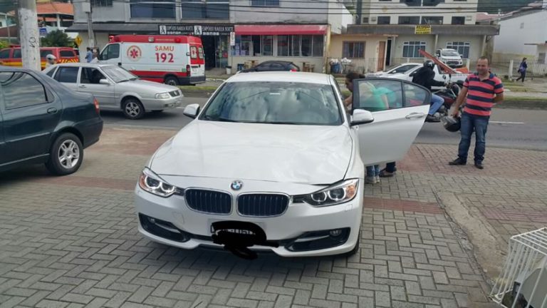 Mulher é atropelada por BMW na Avenida Osvaldo Reis