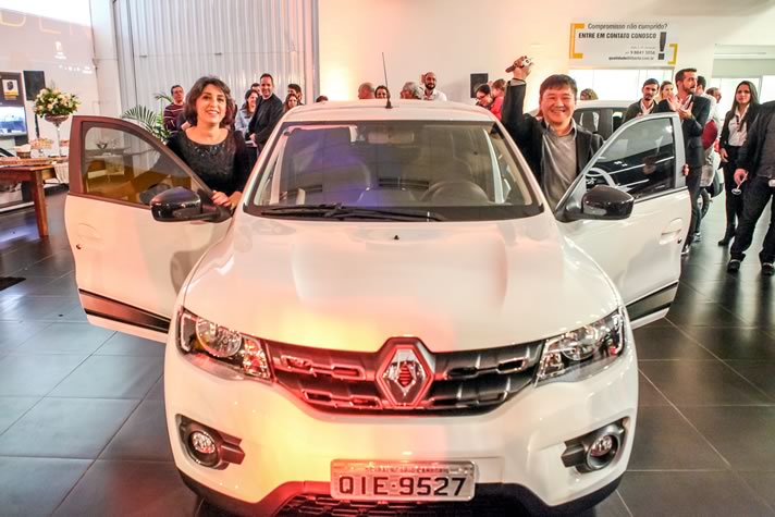 Morador de Balneário Camboriú compra o primeiro Renault Kwid do Brasil e ganha o carro de presente