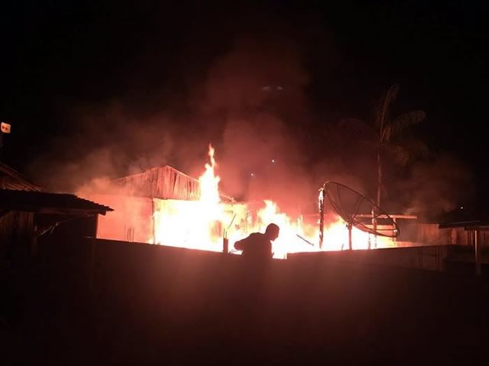 Fogo destrói casa no bairro Cedro, em Camboriú, na noite de domingo