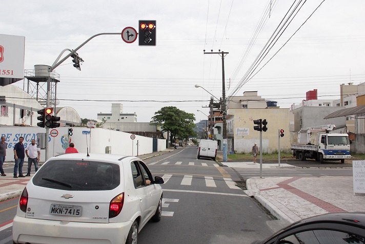 Semáforo é instalado em cruzamento da Vila Real