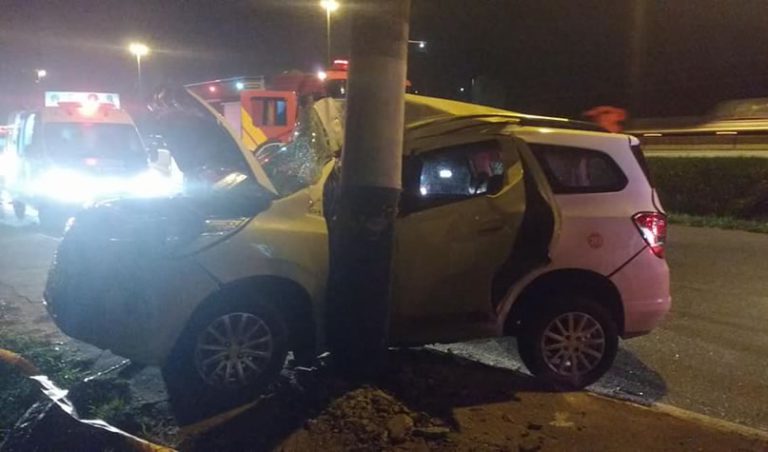Taxista de Camboriú colide em poste na Marginal Oeste, em Balneário Camboriú