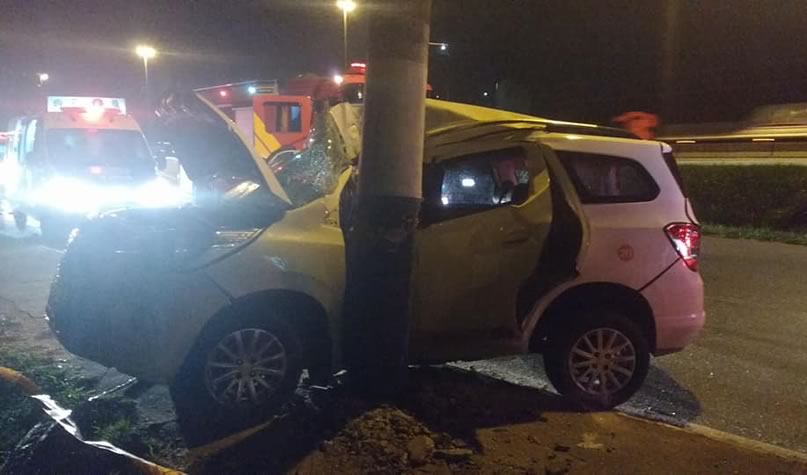 Taxista de Camboriú colide em poste na Marginal Oeste, em Balneário Camboriú 1 taxi camboriu