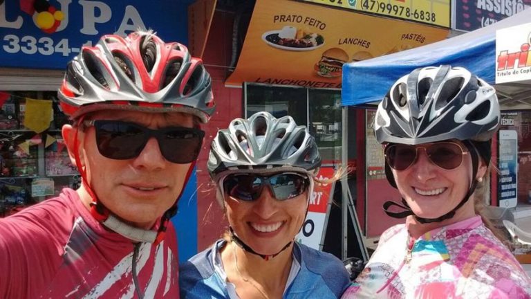 De bicicleta, trio sai de Balneário Camboriú e atravessa o estado