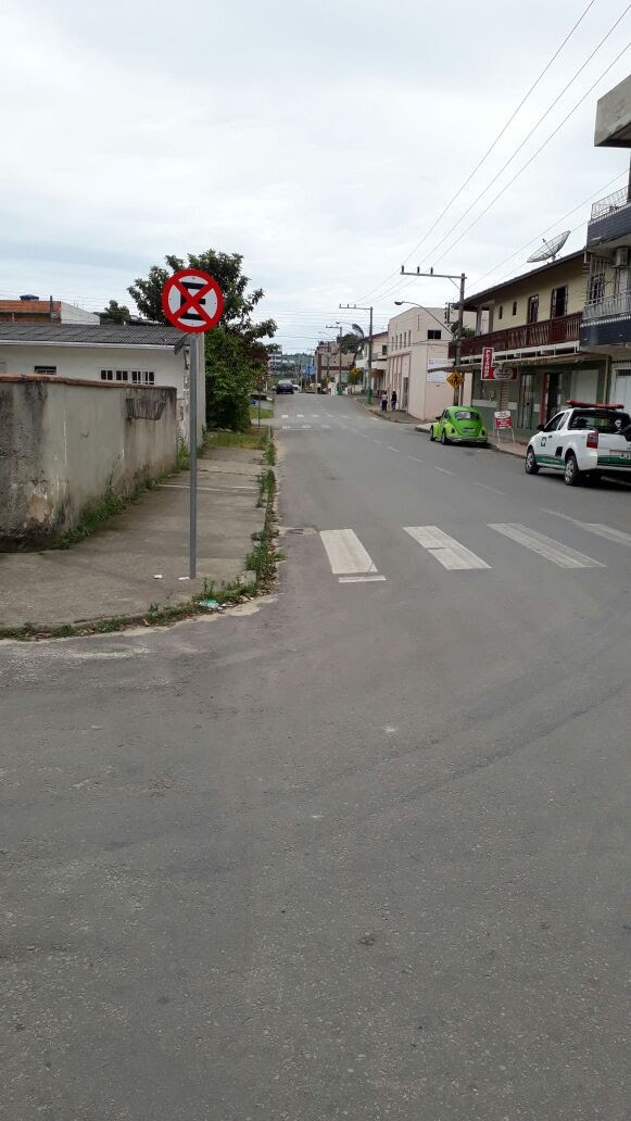 Demutran estabelece estacionamento em um dos lados da rua Monte Bandeira, em Camboriú