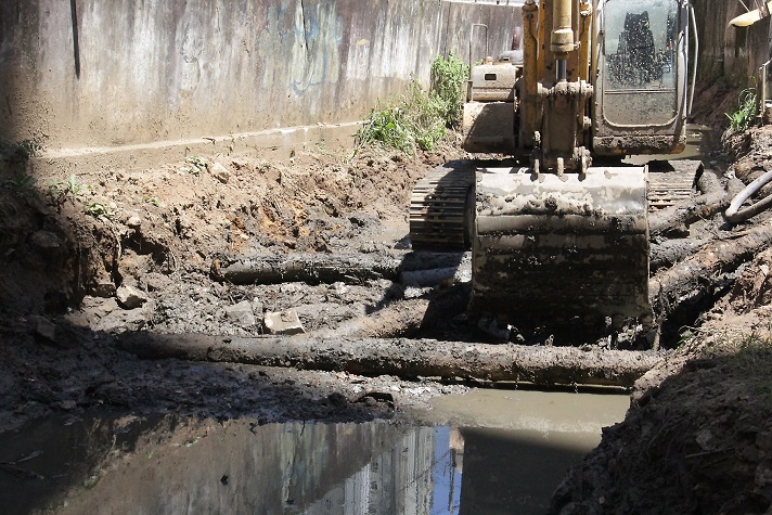 Mais de 40 caminhões de lixo e entulho foram retirados no Rio Marambaia