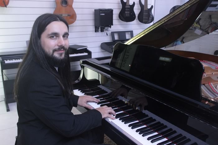Pianista Luan Cavalleri apresenta concerto no Museu Histórico de Itajaí