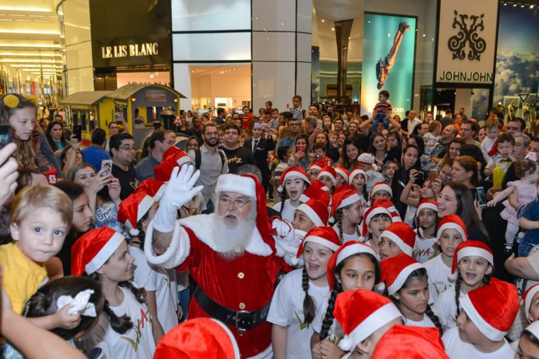 Chegada do Papai Noel reúne famílias e celebra o Natal no Balneário Shopping