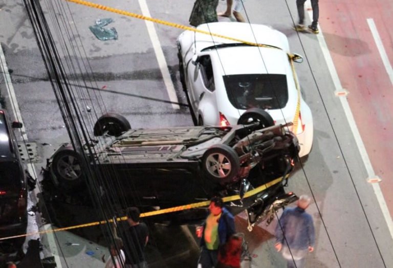 Carro esportivo causa capotamento na Avenida Atlântica