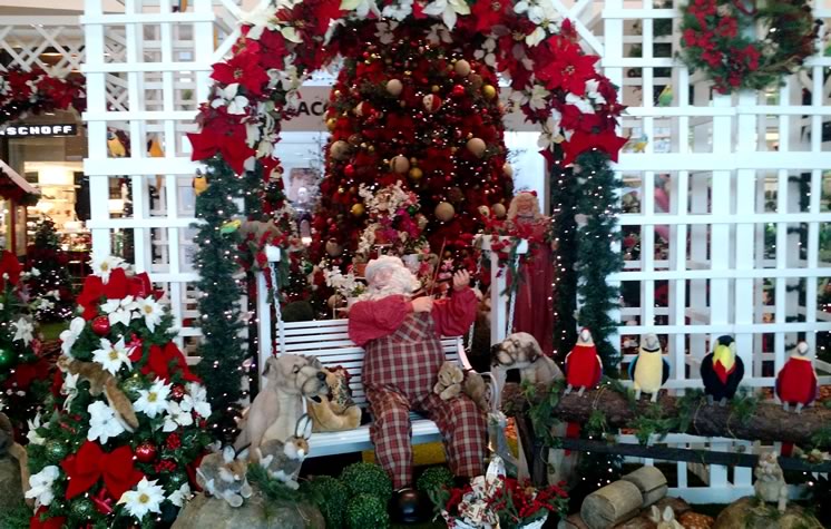 Chegada do Papai Noel estreia oficialmente o clima de Natal no Balneário Shopping