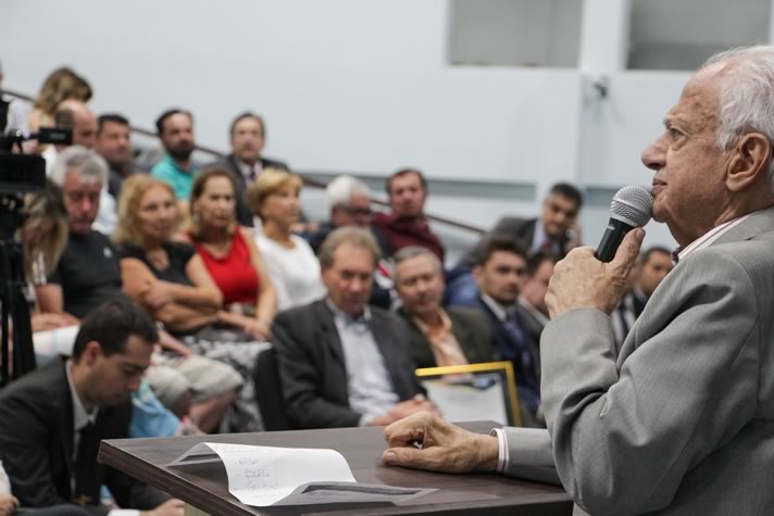 Câmara recebe palestra do ex-senador Pedro Simon