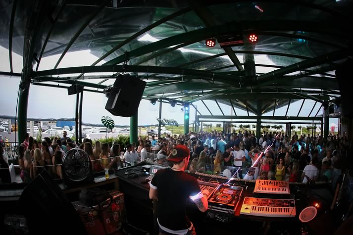 Alguns dos melhores DJs do mundo comandam festas de Pré-Réveillon e virada de ano na Praia Brava