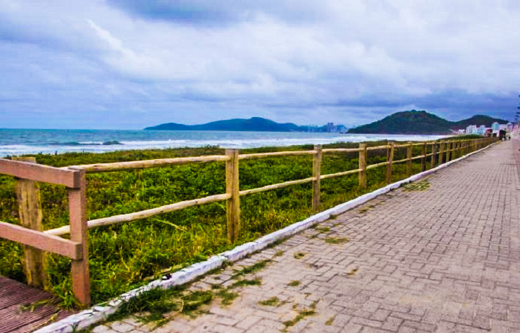 Praia Brava recebe 470 metros de cerca para proteção da vegetação de restinga